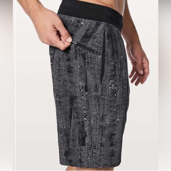 Lululemon T.H.E. Short 9" Linerless, Size XL - Picture 2 of 10